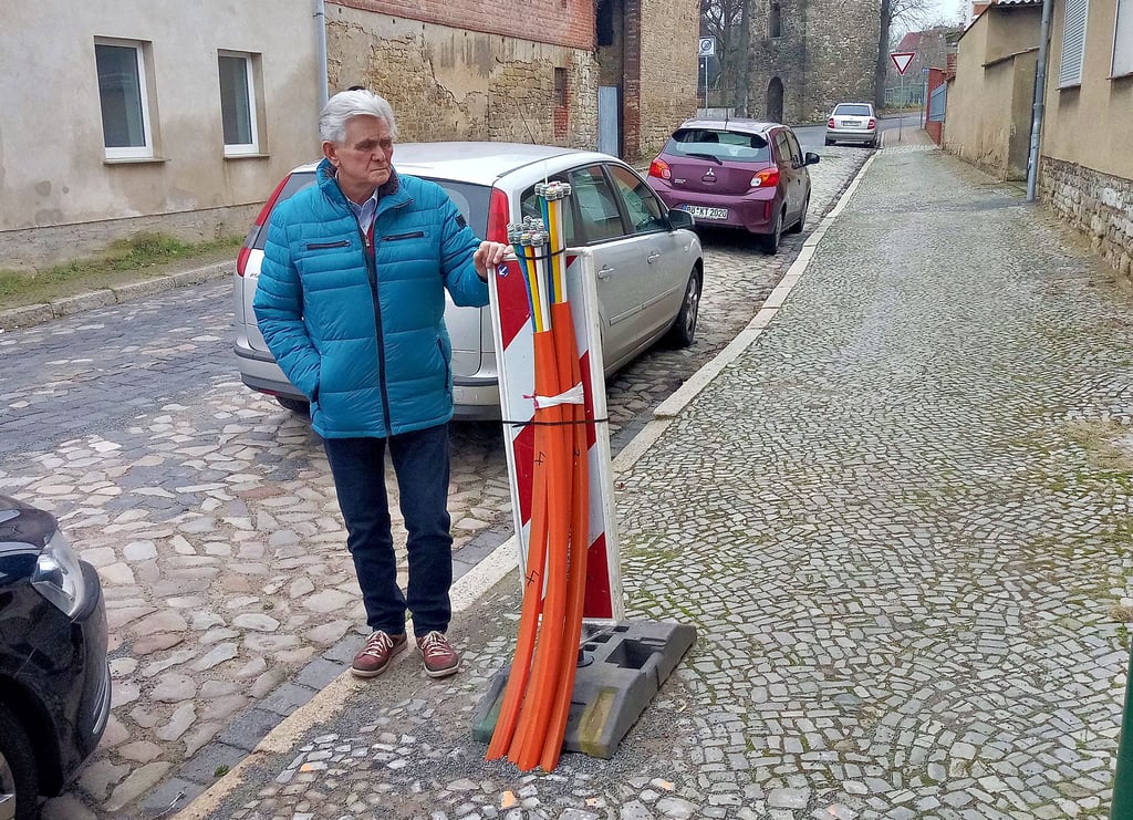 Seehausen Ortsbürgermeister Eckhard Jockisch verweist darauf, dass ein Teil des Breiten Weges in seinem jetzigen Zustand verbleibt.