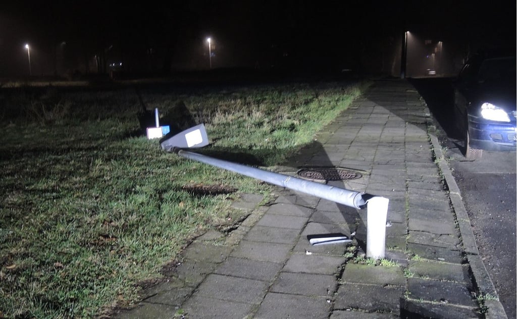 Ein Lkw-Fahrer hat am Montagabend (10. Januar) beim Wenden mit dem Sattelzug eine Straßenlaterne umgefahren und ist anschließend davongefahren. Doch ein Zeuge beobachtete die Tat und rief die Polizei.