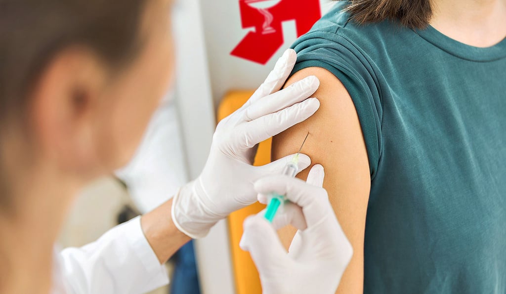 Die neue Impfverordnung ist in Kraft getreten. Rechtlich dürfen Apotheker jetzt offiziell gegen Covid-19 impfen. Doch bevor der Piks dort gegeben werden darf, müssen bestimmte Vorraussetzungen erfüllt sein.
