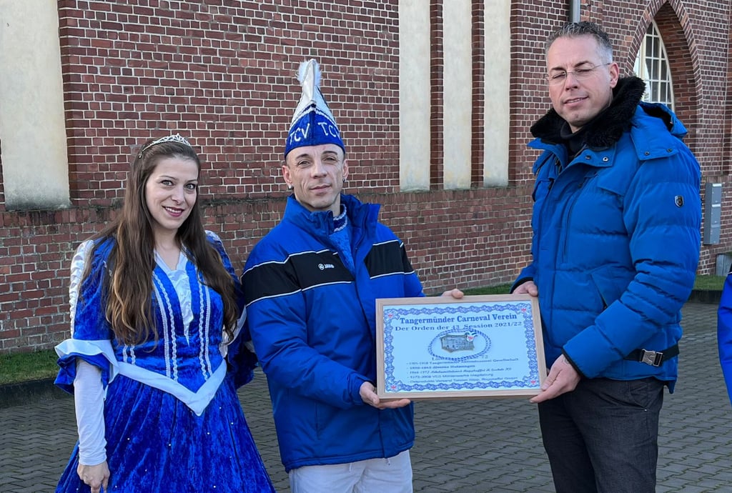 Prinz Dennis I., Torsten Klipp und Prinzessin Andrea II. während der Übergabe des Ordens an "Roggkaffol"-Inhaber Torsten Klipp.