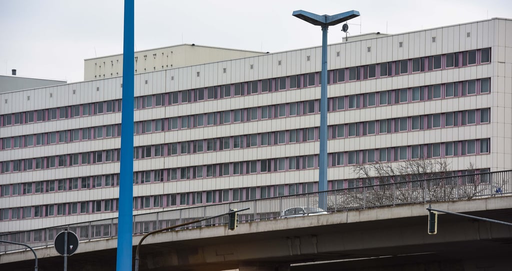 Das ehemalige Maritim-Hotel in Halle soll abgerissen werden. Nur wann, ist derzeit ungewiss.
