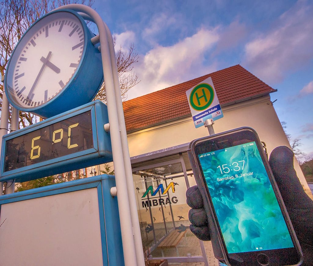 Die Mibrag-Uhr in Nonnewitz ist der Zeit eine Stunde voraus.