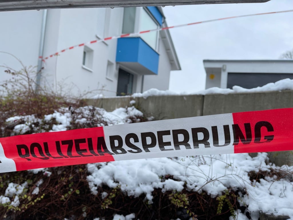 Absperrband der Polizei vor dem Einfamilienhaus in Mistelbach, in dem die Opfer gefunden wurden.