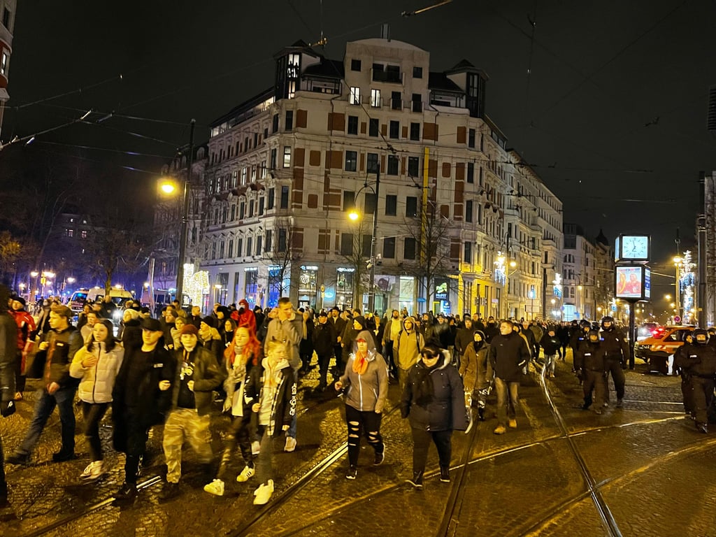Teilnehmer der Corona-Demo am Montagabend auf dem Magdeburger Hasselbachplatz, im Zentrum der Altstadt.