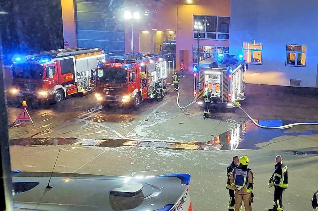 Etliche Feuerwehren sind am Dienstagmorgen auf das Gelände der Saalemühle Alsleben ausgerückt, um ein Glutnest zu löschen.