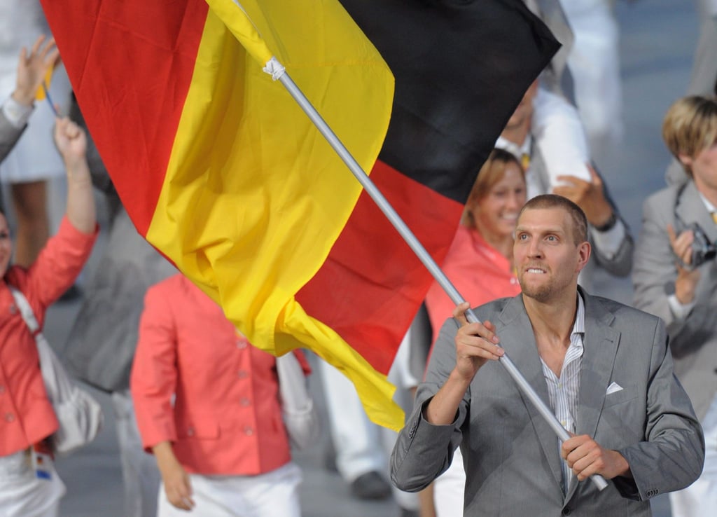 Dirk Nowitzki läuft 2008 als Fahnenträger für die Olympischen Spiele ins Stadion.