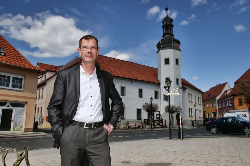 Ulf Döring vor dem Rathaus in Gerbstedt