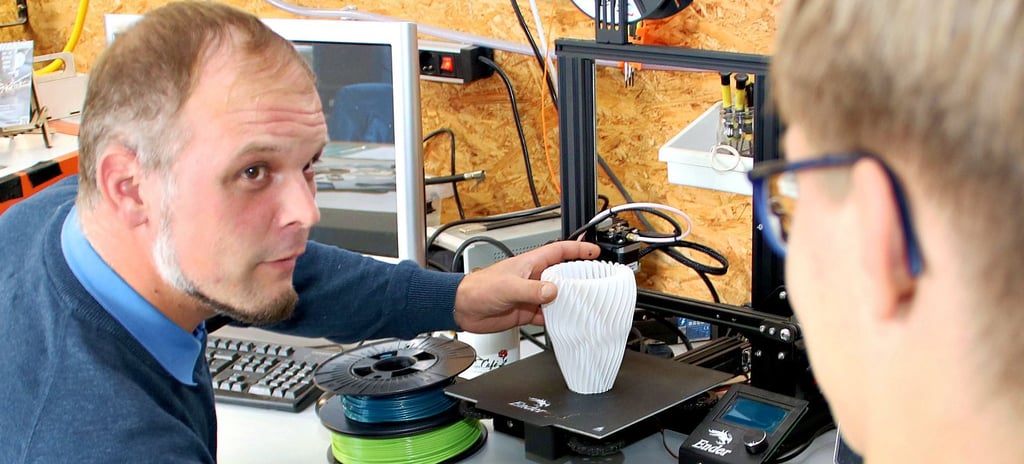 Tischlermeister Joachim Könitz erklärt im Kurs FFP2+ in der Werk- und Kulturscheune in Loitsche die Möglichkeiten eines 3-D-Druckers.
