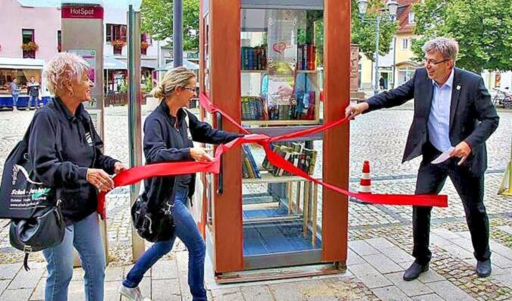 Statt eines großen Festes musste die Stadt Hettstedt zum 975-jährigen Stadtjubiläum auf viele kleine Aktionen setzen. So weihte Bürgermeister Dirk Fuhlert (re.) im Juli eine Bücherzelle ein.