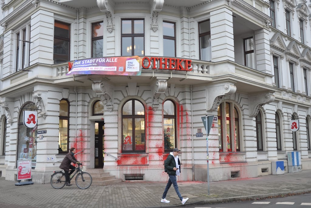 Auch knapp zwei Wochen nach dem Farbanschlag in der Nacht zum 29. Dezember 2021 ist die Magdeburger Mohren-Apotheke schwer gezeichnet. Seit dem 10. Januar 2022 überdeckt nun auch noch ein Plakat den Mohren-Schriftzug. Was hat das zu bedeuten?
