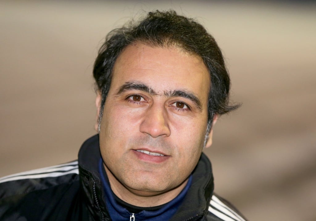Der ehemalige Bundesligaprofi Mehdi Mahdavikia schaut bei einem Pressetermin in die Kamera.