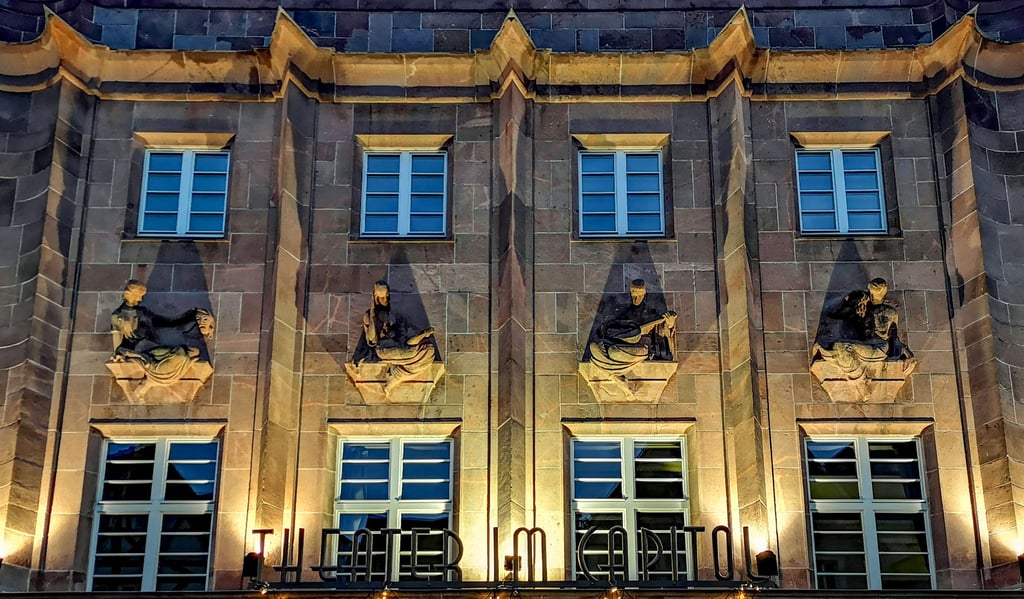Die Fassade des Capitols in Zeitz zur blauen Stunde.