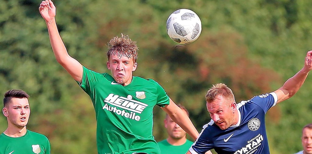 Der Oschersleber Nils Brunner (links) im Kopfballduell mit Hötenslebens Miroslaw Domogala.