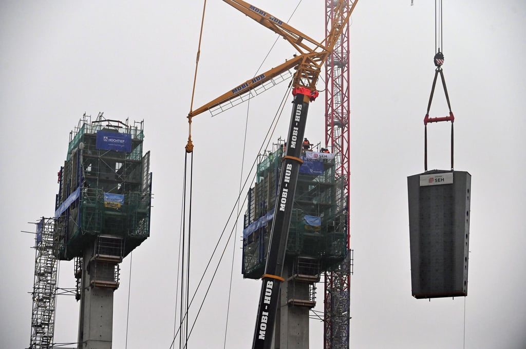 Brückenmontage in Magdeburg: Zwei weitere gigantische Stahlteile wurden am 11. Januar 2022 mit einem Spezialkran auf die beiden Pylonen der neuen Brücke über die alte Elbe gehoben. Damit haben die riesigen Beton- und Stahltürme ihre endgültige Höhe erreicht.