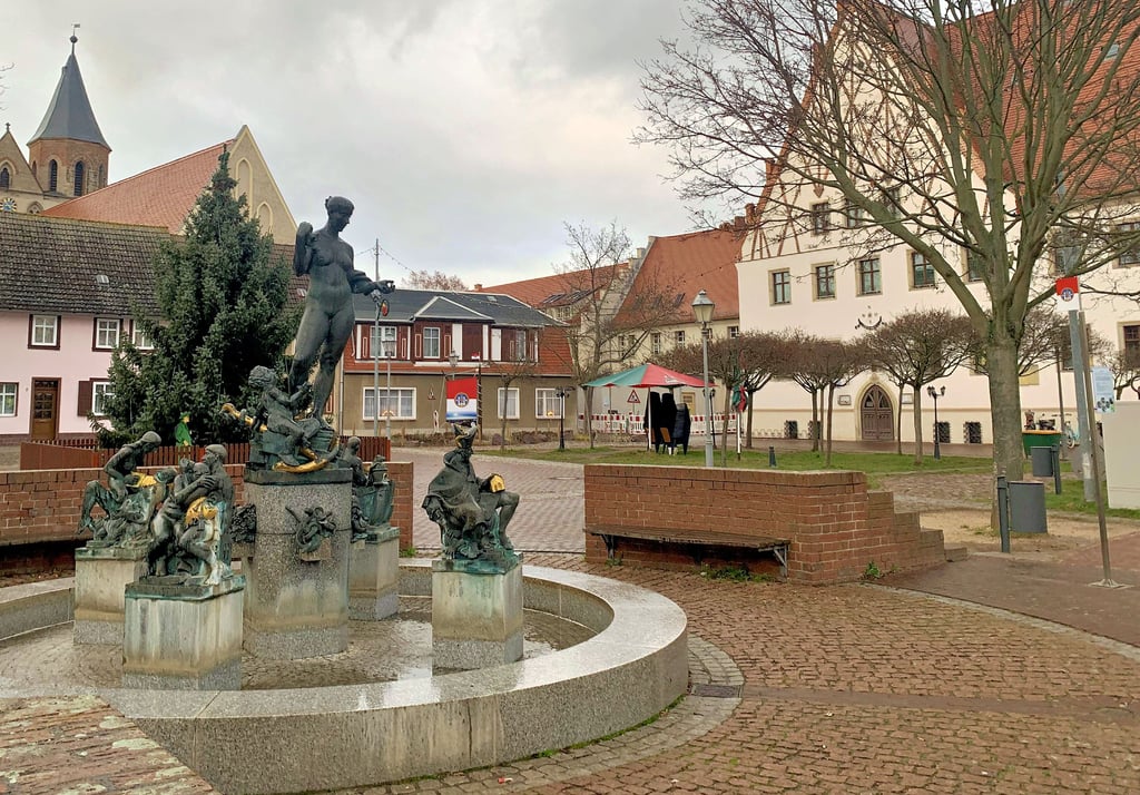 Blick auf den Marktplatz. Wohl wegen der Corona-Pandemie ist dieser Platz momentan menschenleer.