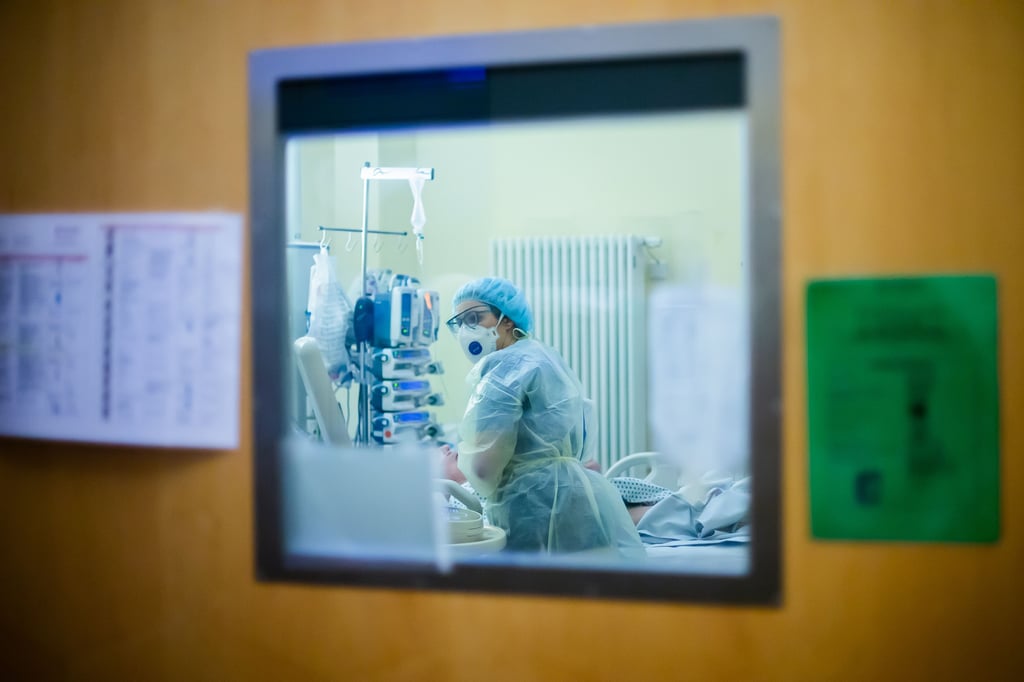 Blick auf eine Corona-Station in einem Krankenhaus.