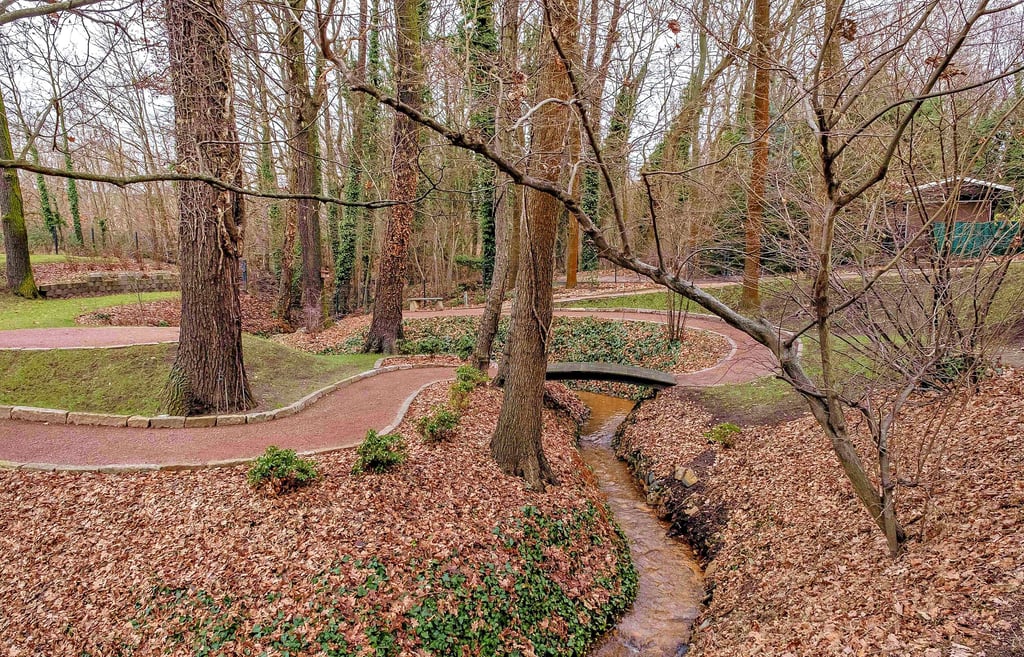 Entlang des kleinen Ziekoer Bachs erstreckt sich der kleine englische Garten, den Roland Richter gestaltet.
