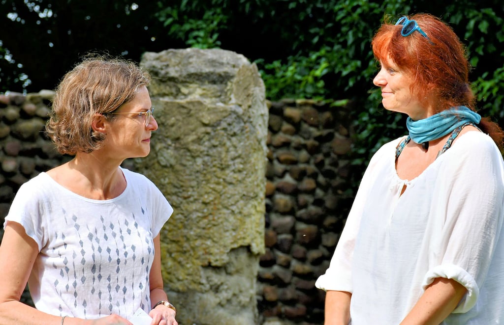 Claudia Richter-Pomp (links) und Antje Pochte sprachen beim Gustav-Nagel-Tag im Juli 2021 über Umgestaltungsideen. Im Hintergrund sind Reste der Nagel-Bauten zu sehen.