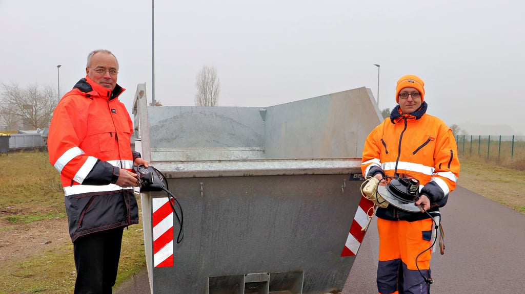 Dr. Henning Gehm, Geschäftsführer der AJL, und Mitarbeiter Toni Nohl (v. li.) vor dem Container mit den abgegebenen Elektrogeräten.
