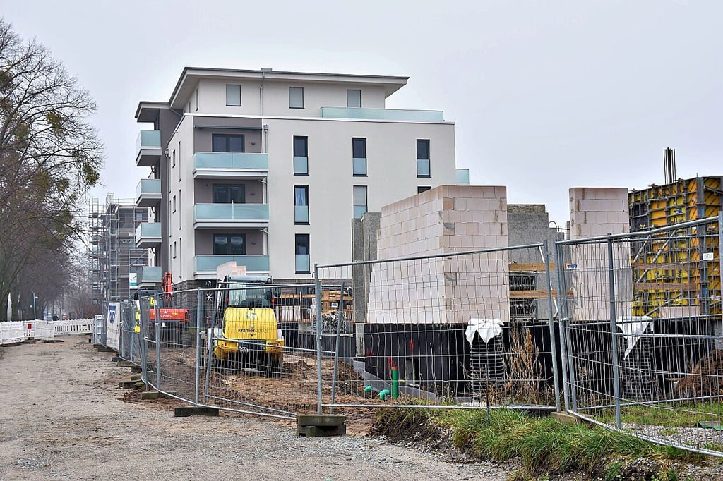 Entlang der Brückstraße wachsen villenartige Mehrfamilienhäuser in die Höhe. Hier verläuft eine Grenze für das neue Heumarkt-Quartier.