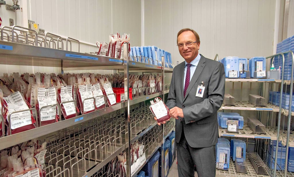 Dr. Hartmut Kroll leitet das Blutspendeinstitut des DRK in Dessau. Die Lagerbestände weisen Lücken auf. Kroll hofft auf neue Spender.