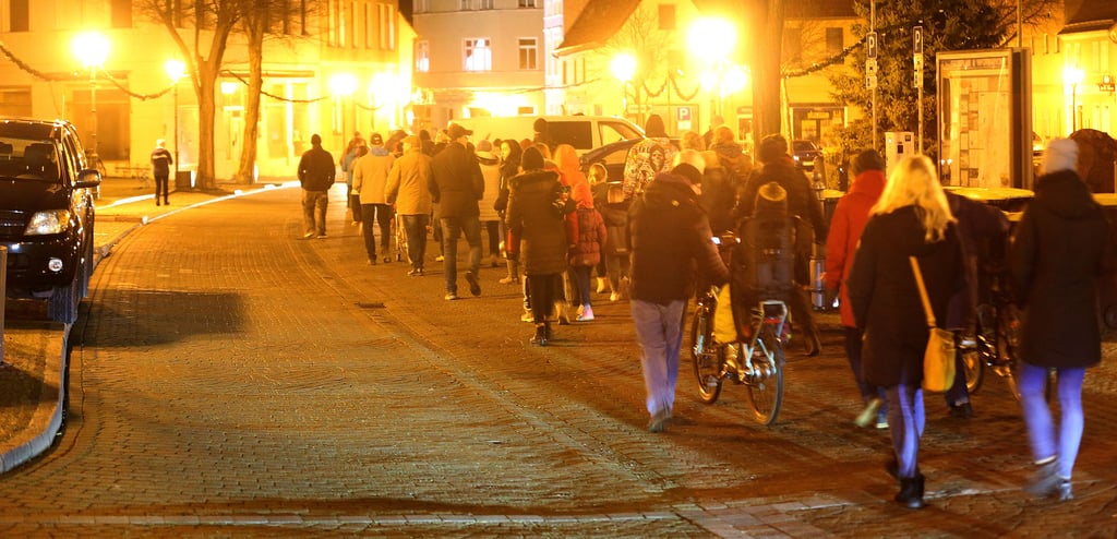 Schiedlich-friedlich und ohne allzu laute Töne zogen „Spaziergänger“ durch Calbe.