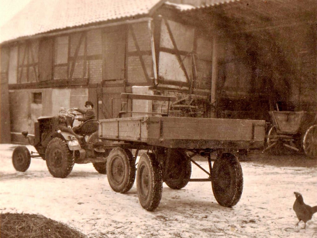 1958: Während der große Bruder schon mal fahren darf, muss der kleine Bruder noch auf dem Kotflügel sitzen.