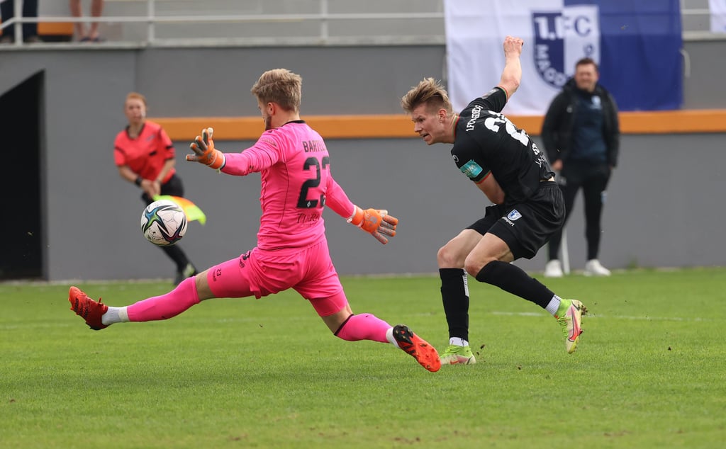 Auch nach der Weihnachtspause weiß Luca Schuler (r.) noch genau, wo das gegnerische Tor steht. Unter den wachsamen Augen seines Trainers traf der Angreifer sowohl beim 3:2 über Virton als auch beim 3:2 in der Generalprobe gegen Waldhof Mannheim – in dieser Szene gegen Torhüter Jan-Christoph Bartels, der den ersten Versuch noch vereitelte.
