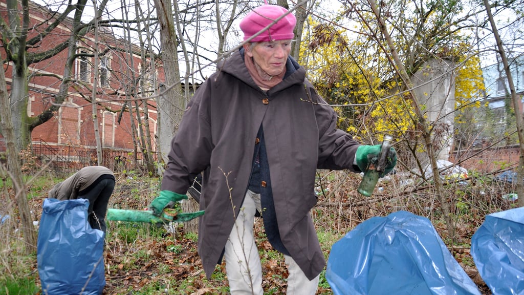 Während des Frühjahrsputzes am 10. April 2021 sammelte Sybille Flietel mit anderen Frewilligen den an der Zerbster Toberentz-Villa zu Hauf liegenden Müll ein.