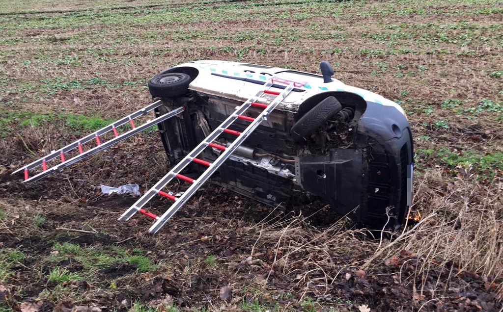 Das umgekippte Fahrzeug wird durch Leitern abgesichert.