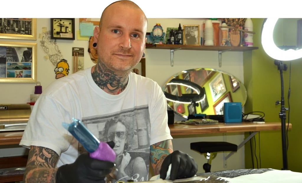 Tätowierer Matthis Graul ist im Studio von Red Corner in Salzwedel trotz des Farbverbots zuversichtlich, was die Zukunft der Tattoo-Szene in Salzwedel betrifft.