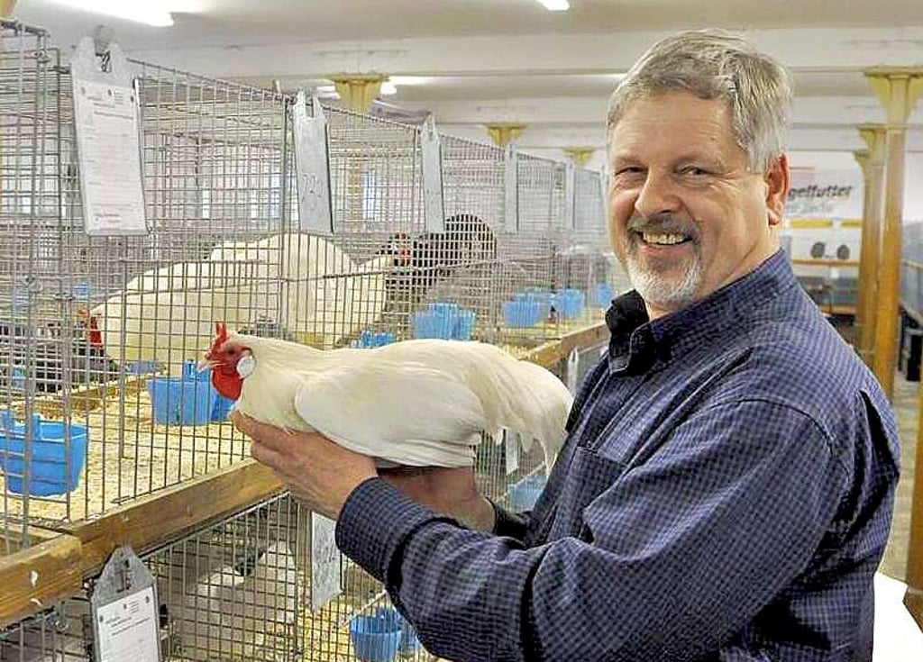 Uwe Balzer von den Genthiner Rassegeflügelzüchtern.