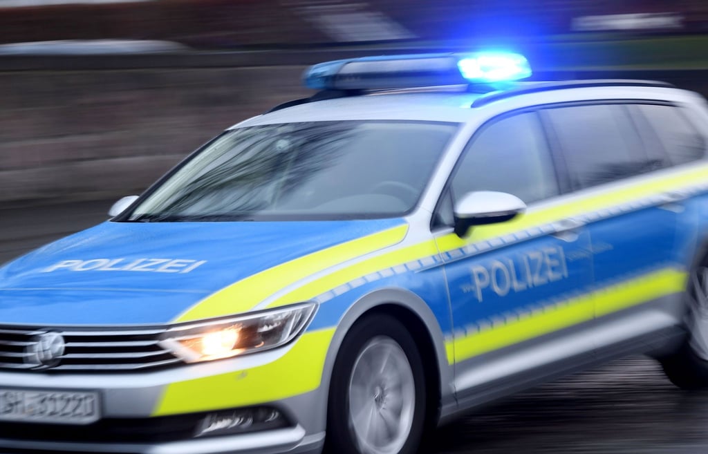 Ein Streifenwagen fährt mit eingeschaltetem Blaulicht.