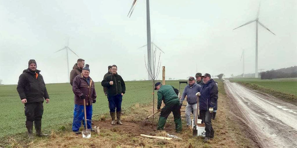 Bei der Pflanzaktion der Jagdgenossenschaft Eimersleben am Feldweg zwischen Eimersleben und Ostingersleben haben viele Männer mit angepackt. 30 Obstbäume säumen den Feldweg, die künftig darauf warten, von den Bürgern abgeerntet zu werden.