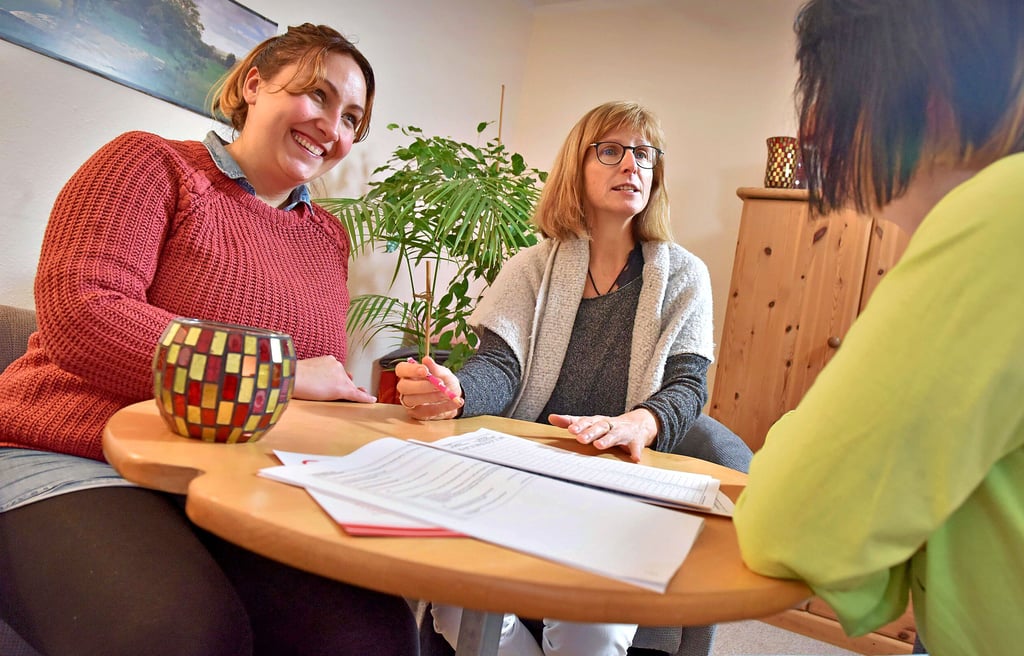 Michele Rickert (links) und Susanne Bernatzky (rechts) beraten werdende Eltern bei den ersten Schritten - aber auch zum Thema Abbruch.