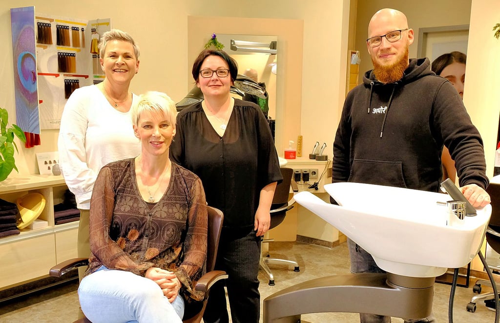 Friseurmeisterin Susan Greunig (sitzend) mit ihren Kollegen Susan Hoffmeister und Kathrin Krüger sowie Daniel Hille, der nebenan im Herrensalon arbeitet.