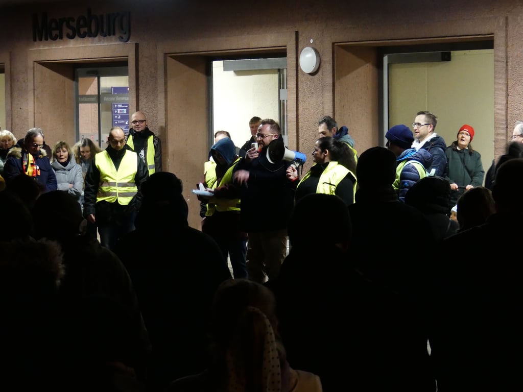 AfD-Kreistagsmitglied Sven Ebert sprach vor dem Merseburger Hauptbahnhof.