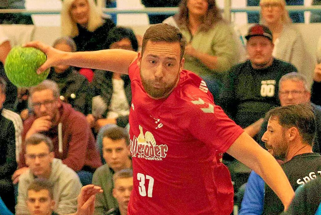 Moritz Tischer (Mitte) und seine Teamkollegen vom HV Wernigerode sind erfolgreich ins neue Jahr gestartet. Beim starken Weißenfelser HV konnten die Wernigeröder 33:28 gewinnen und sind punktgleich mit Tabellenführer Köthen.
