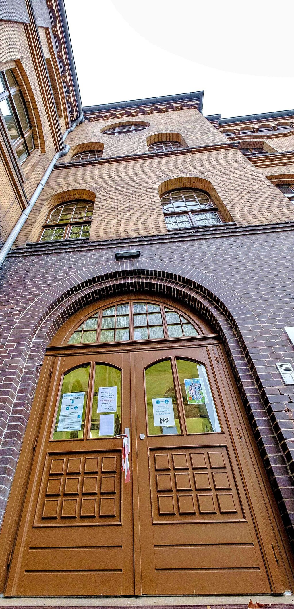 Die Tür ist zu, das Bildungszentrum Lindenfeld mit Musik- und Kreisvolkshochschule für den Publikumsverkehr geschlossen.