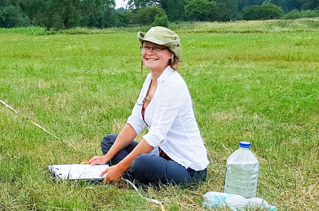 Karina Engst, Trägerin des Promotionspreises der Hochschule Anhalt, bei der Arbeit im Gelände