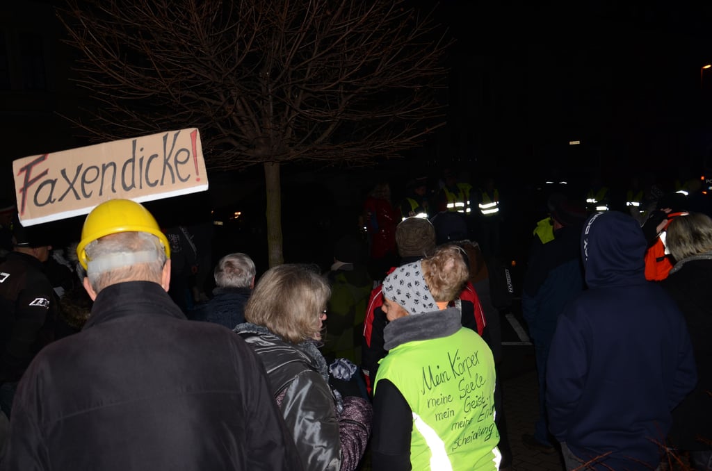 Etwa 100 Teilnehmer nahmen am 11. Januar 2022 an Corona-Protesten in Staßfurt teil.