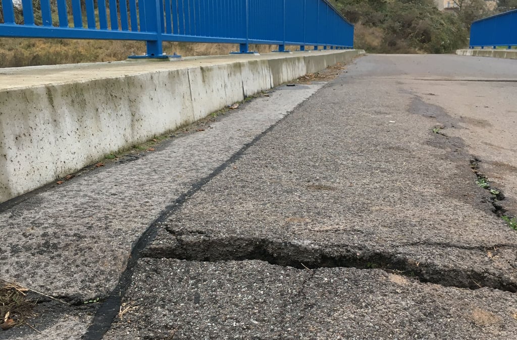 Die Nachtweidenbrücke am Klärwerk – von 2015 bis Ende 2018 saniert – weist Mängel auf der Seite der Tangerwiesen auf.