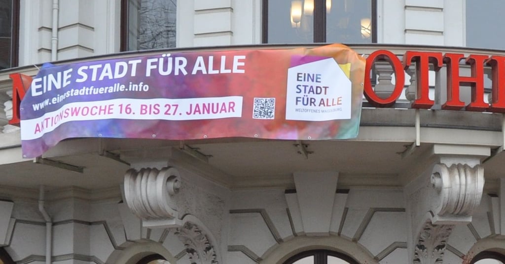 Eine Werbebanner für die Aktionswoche für ein weltoffenes Magdeburg überdeckt im Januar 2022 den Schriftzug der Magdeburger. Erst im Dezember war ein Farbanschlag auf die Apotheke verübt worden.