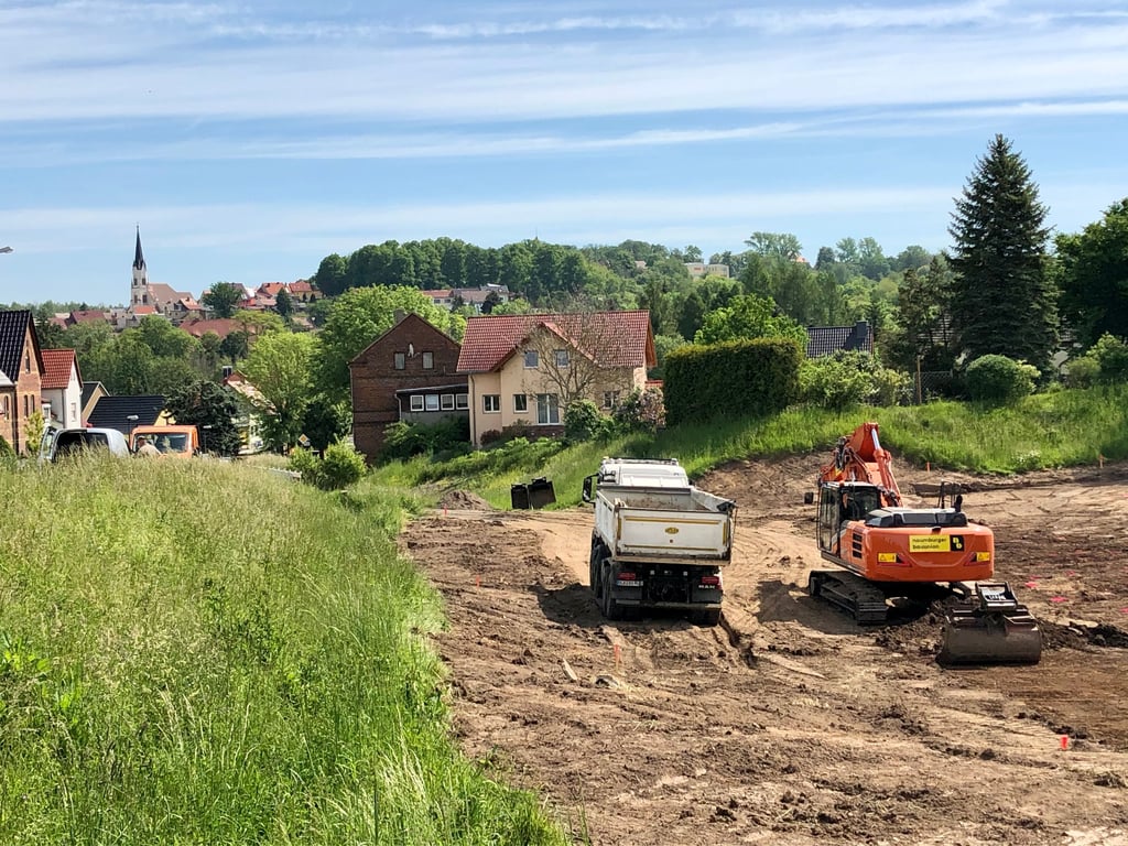 Baustelle Osterfeld Bahnhofstraße. Im Juni 2021 begannen hier die Arbeiten für ein Regenrückhaltebecken, das mittlerweile fertig ist.
