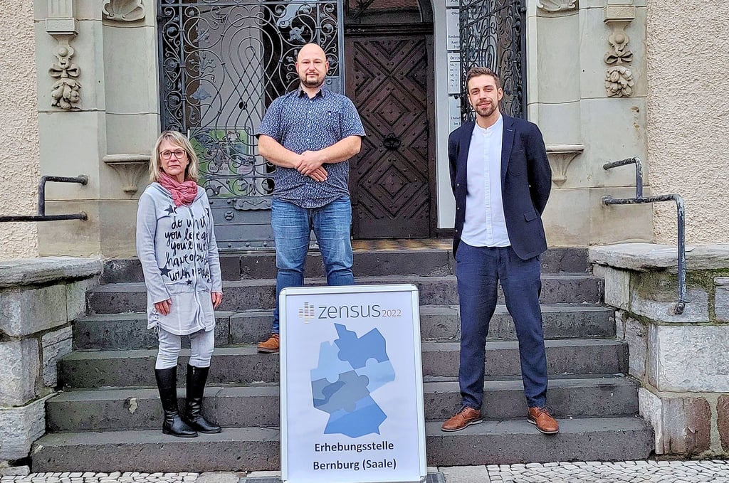 Simona Reichow (von links), Maik Elflein und Peter Querfurth wollen für einen reibungslosen Ablauf der Datenerhebungen durch die Zensusstelle der Stadt Bernburg sorgen.