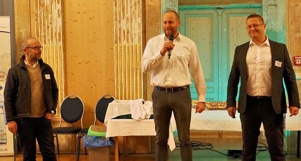 Die Projektentwickler der geplanten Wasserstoff-Anlage in Blankenburg (von links): Thorsten Ducke und Lars Gottschligg (SSC AG) mit Felix Langnau, Vertriebsleiter Nord-Ost der Siemens AG, auf der jüngsten Unternehmer-Lounge im Großen Schloss.
