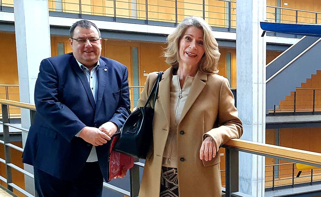 Links Ingo Bodtke, rechts Andrea Haese seine Büroleiterin Foto: FDP