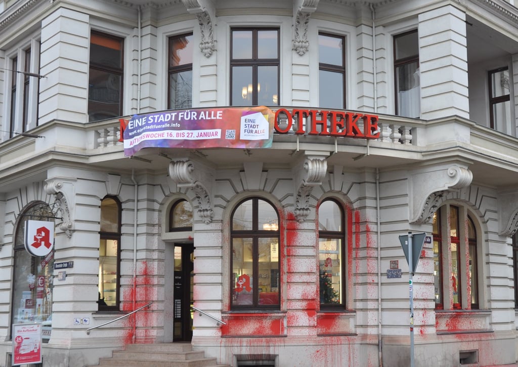 Die Fassade vom Farbanschlag im Dezember gezeichnet, der Namenszug von einem Werbeplakat verhängt: die Mohren-Apotheke in der Olvenstedter Straße in Magdeburg.