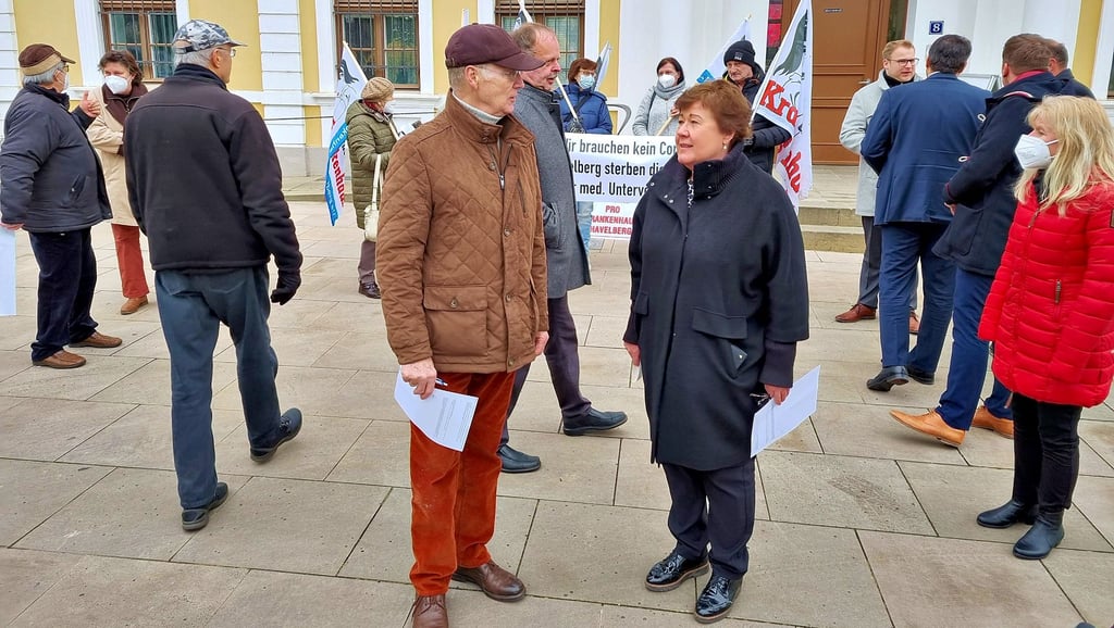 Vor dem Landtagsgebäude haben am Mittwoch Vertreter aus Havelberg und Genthin für eine vernünftige Gesundheitsversorgung demonstriert. Landtagsabgeordnete und Ministerin Petra Grimm-Benne (Mitte) sprachen mit den Bürgern, bevor dann die Sozialausschusssitzung nach der Mittagspause mit dem Tagesordnungspunkt Gesundheitszentrum Havelberg fortgesetzt wurde.