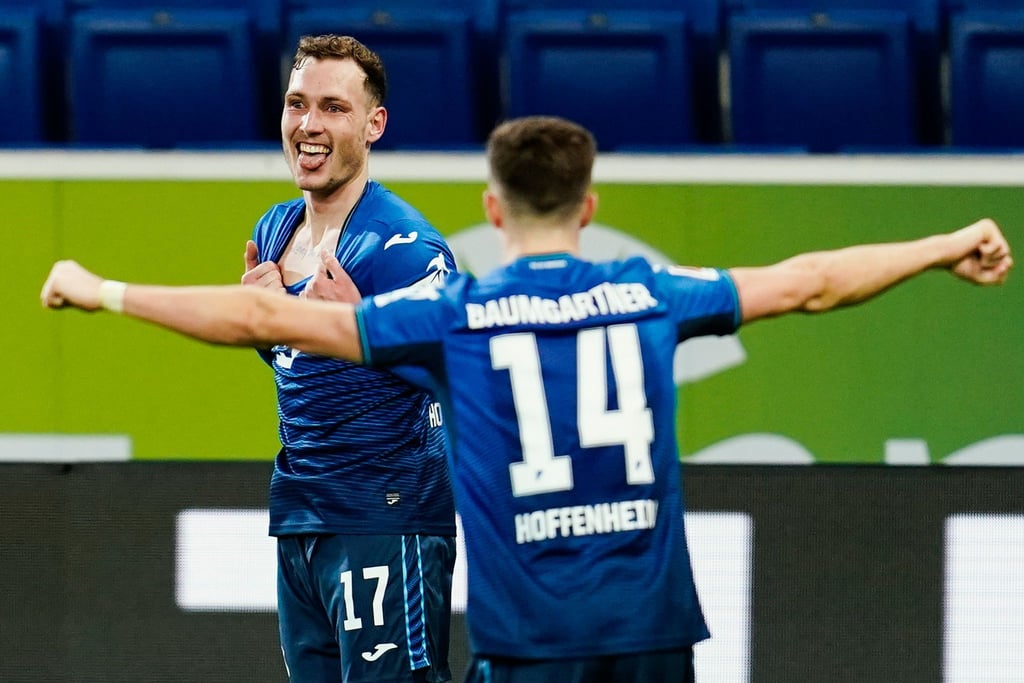 Hoffenheims David Raum (l) zeigt nach seinem Tor zum 3:1 sein neues Tattoo.